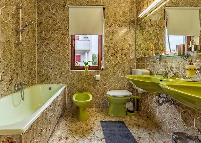5 Bedroom Awesome In Hébergement de vacances