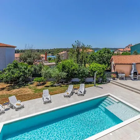 Holiday home 5 Bedroom Awesome In *