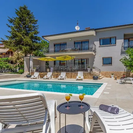 Holiday home 5 Bedroom Awesome In