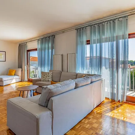 5 Bedroom Awesome In *