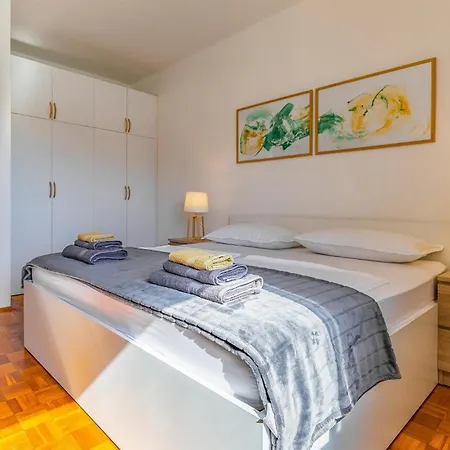 5 Bedroom Awesome In Medulin